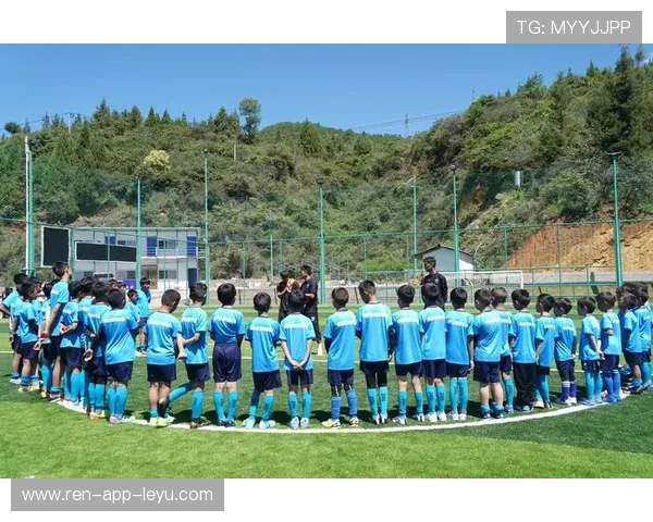 足球俱乐部与本地学校共同推进校园足球课程，足球培训机构与校园的合作方案